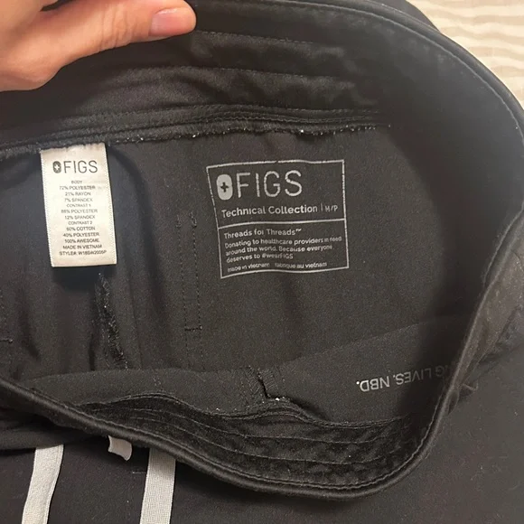 2 PIECE SET Figs Black Short Sleeve V-Neck Tee and Jogger - Picture 7 of 8